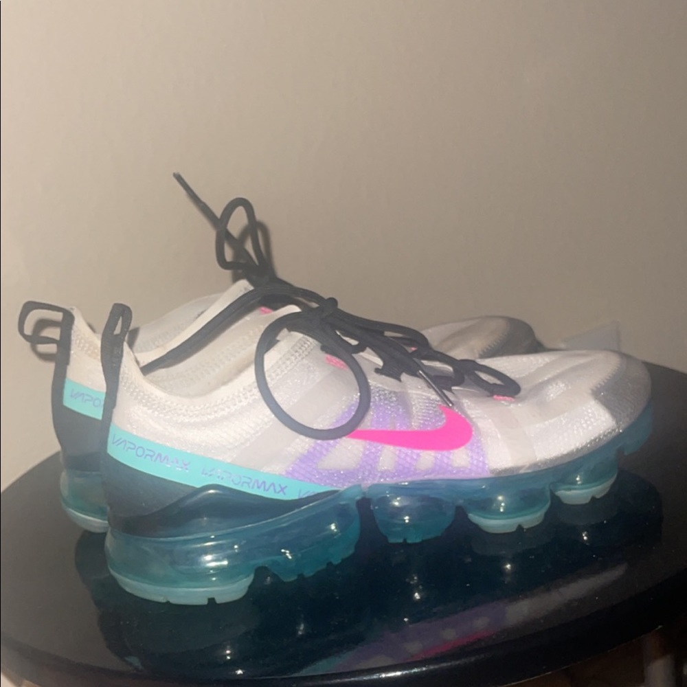 nike vapor max for sell like new, size 7.5. I want them gone i accept offers .